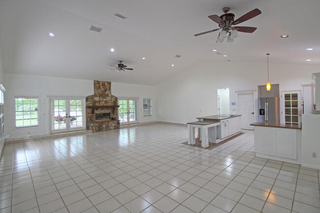 Building Photo - 10690 Barn Rd