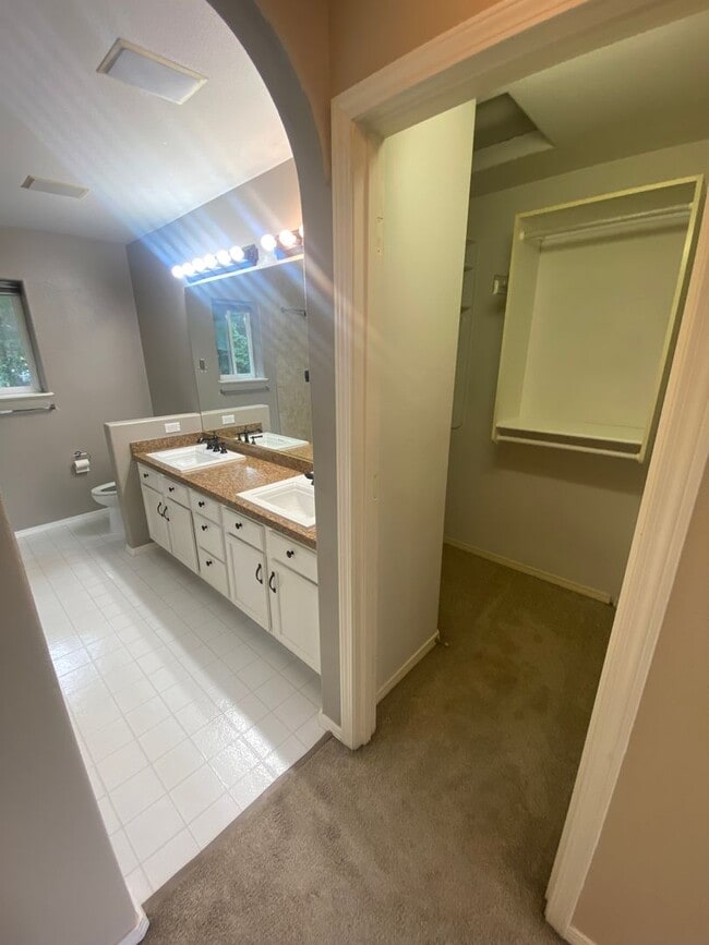 Building Photo - A gorgeous Eagle River home with views for...