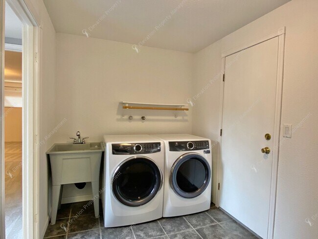 Building Photo - Mid-Century Modern Courtyard Gem in the Old Farm District