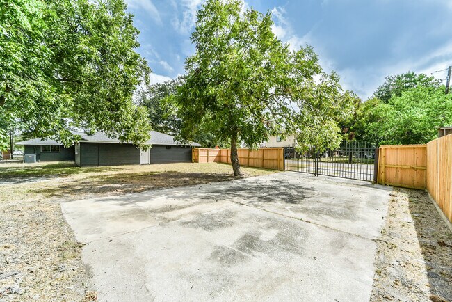 Building Photo - 318 E Mitchell Rd