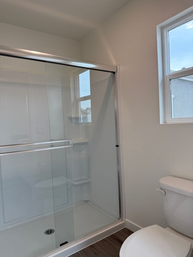 Building Photo - 3 Bed 2.5 Ba 2 Car Garage in Roseville!