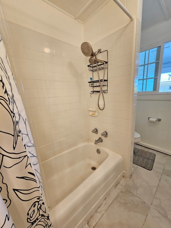 Building Photo - 3-Beds, 1.5-Bath Apartment with One tandem driveway parking space.