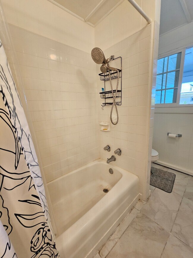 Building Photo - 3-Beds, 1.5-Bath Apartment with One tandem...