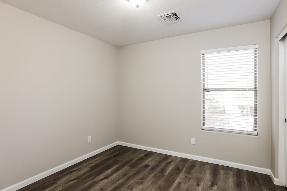 Building Photo - 2505 W Red Fox Rd