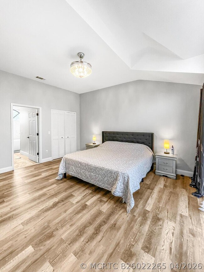 Building Photo - 12989 Meadowbreeze Dr