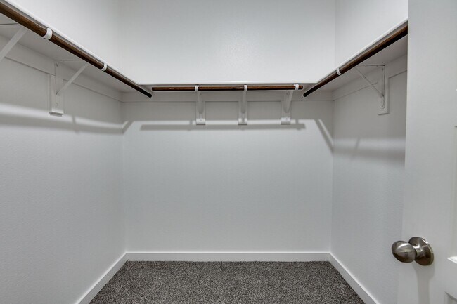 Building Photo - 736 Wheatfield Dr