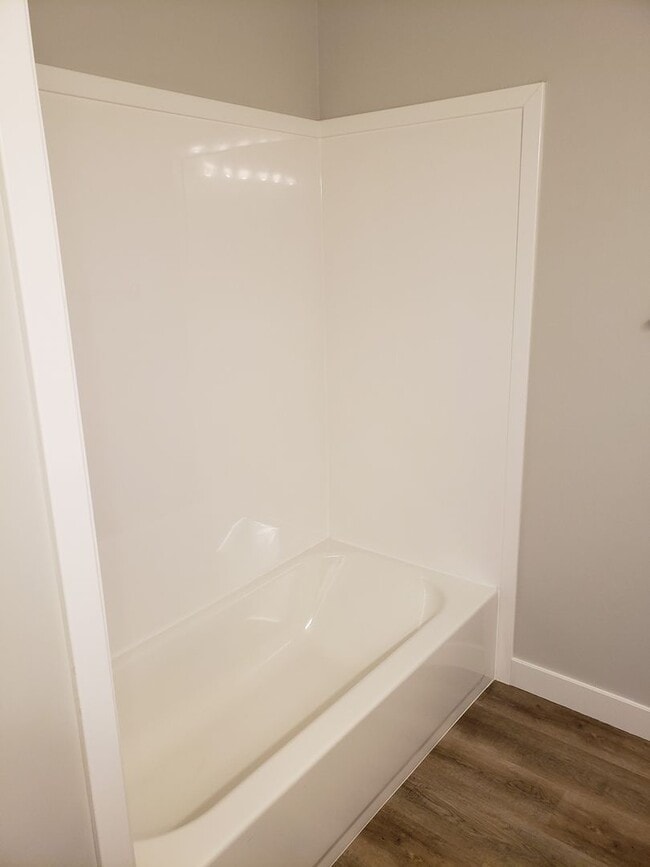 Building Photo - Spacious Springville Townhome