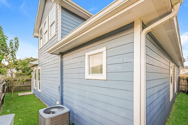 Building Photo - 10212 Carmencita Way