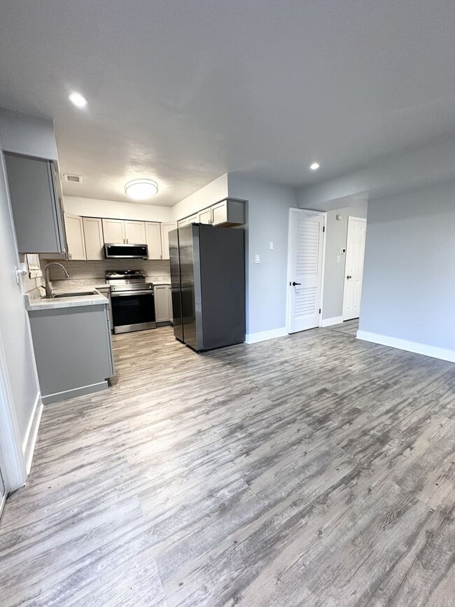 Building Photo - Beautifully Fully Updated 3-Bedroom End Unit Townhome