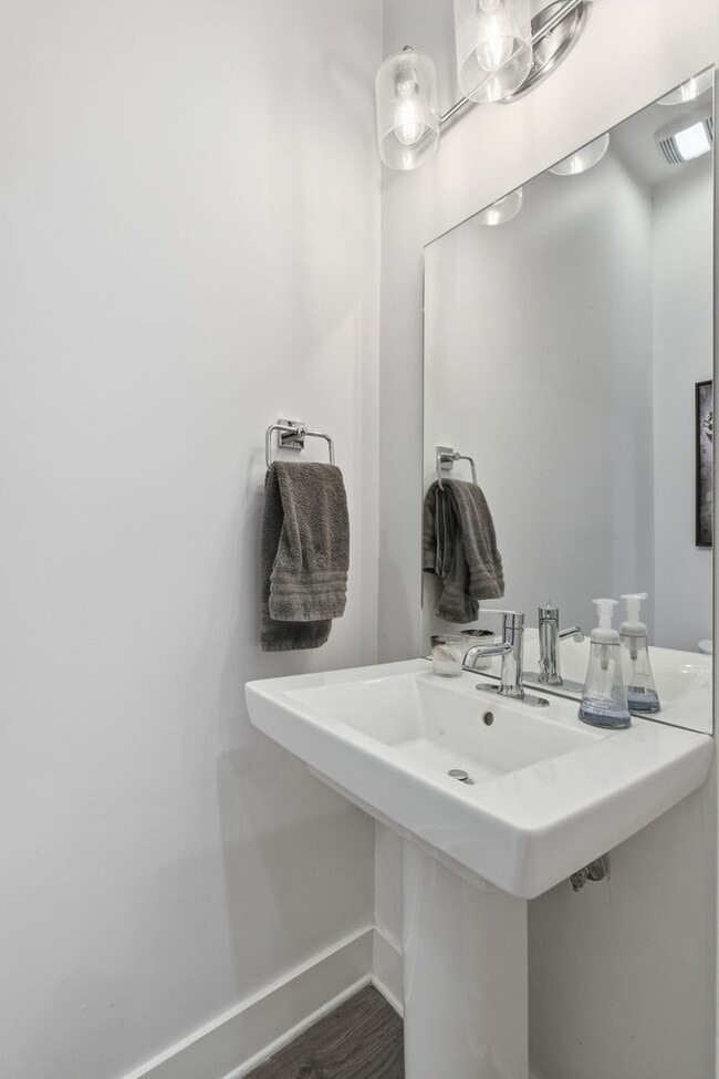 Building Photo - $500 RENT CREDIT if Leased by SEPT 1ST. Location, location, location! Modern Turnkey Townhome Ste...