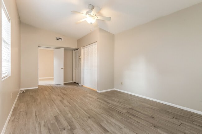 Building Photo - 927 E Shadowlawn Ave
