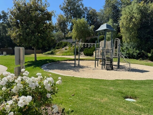 Building Photo - Charming 3 Bedroom in Thousand Oaks