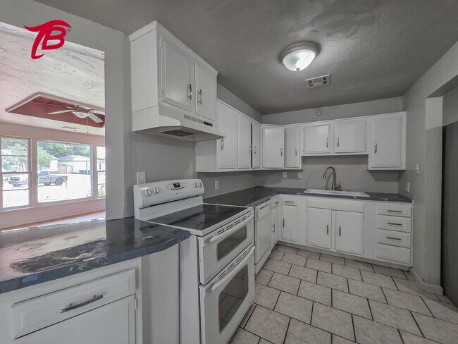 Building Photo - Spacious Split-Level 4-Bedroom Home with T...