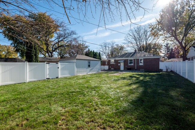 Building Photo - 429 E La Salle Ave