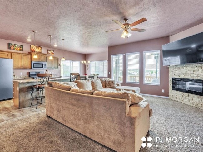 Building Photo - Beautiful 4 Bedroom, 3 Bathroom Home - Ren...