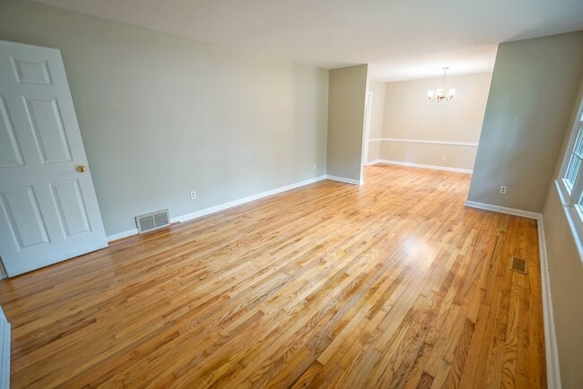 Building Photo - Sublease: Available 7/22/25 Beautiful 4/2 ...