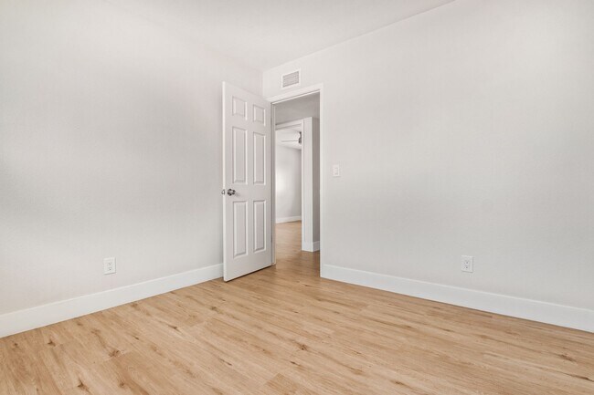 Building Photo - 1611 W 5th St