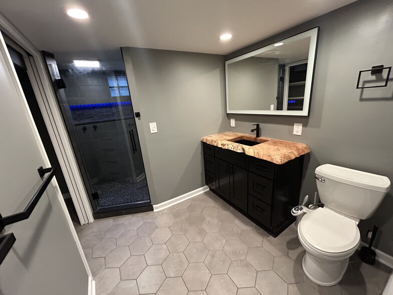 Building Photo - 1008 Lambeth Dr