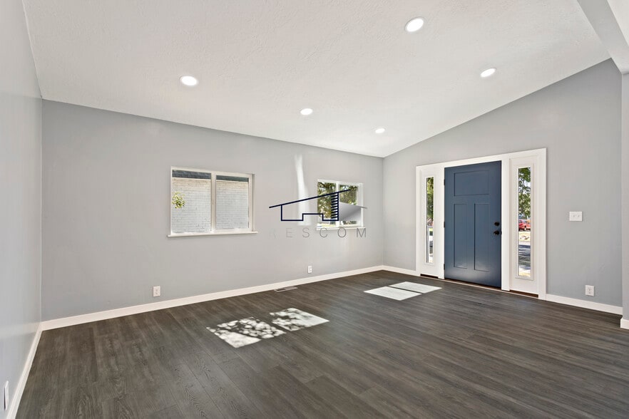 Building Photo - 2060 Jefferson Ave