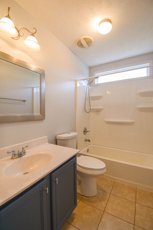 Building Photo - 5 Bedroom 3 Bathroom- Small Pets Okay