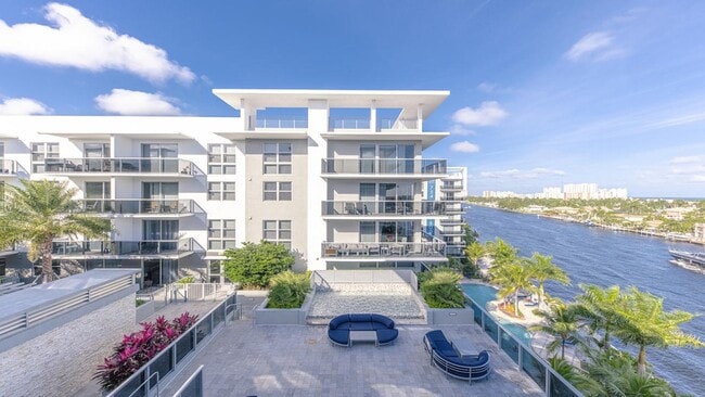 Building Photo - Emera Port Royale