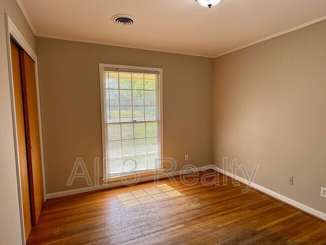 Building Photo - 3253 Windwood Dr