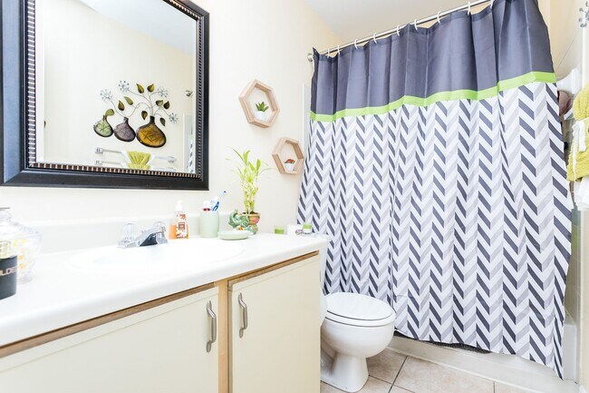 Building Photo - Beautiful Condo with two bedrooms and two full bathrooms across from Celebration, FL