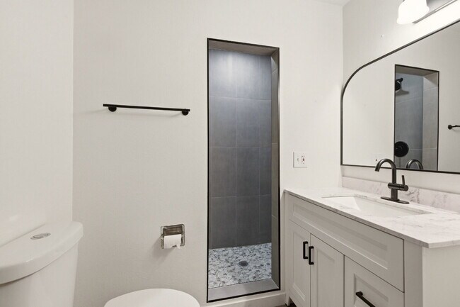 Building Photo - Huge Backyard - Remodeled 3 Bedroom 1.5 Bath Ready ASAP!