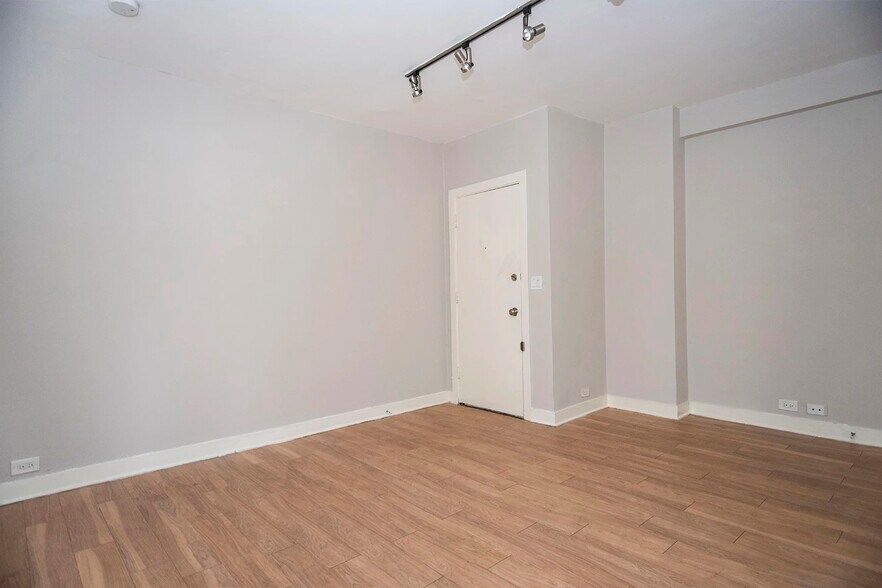 Building Photo - 515 W Belmont Ave