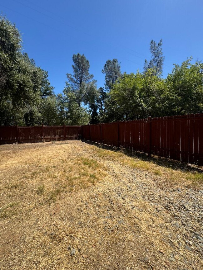 Building Photo - 3 BED 2 BATH IN REDDING