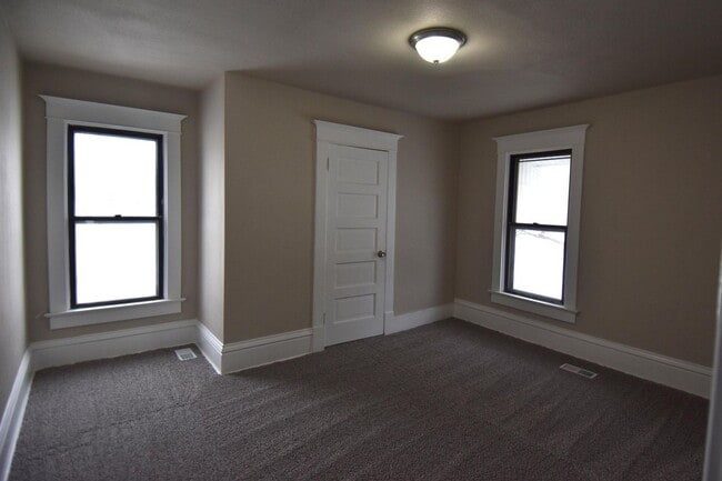Building Photo - 3 Bedroom 2 Bathroom 2 Stall Garage