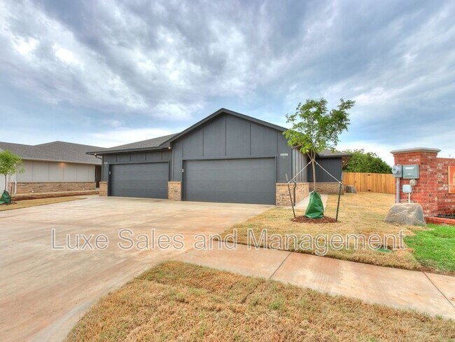 Building Photo - 8012 NW 110th Dr