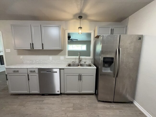 Building Photo - 3316 Shorewood Dr