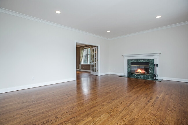 Building Photo - 423 English Pl