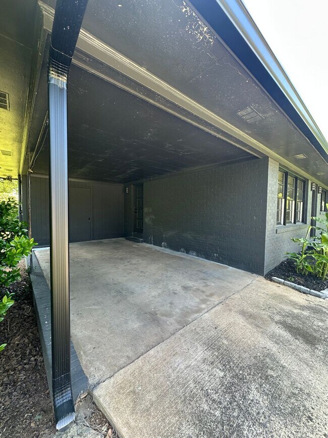 Building Photo - Updated 3 Bedroom House on the Eastside