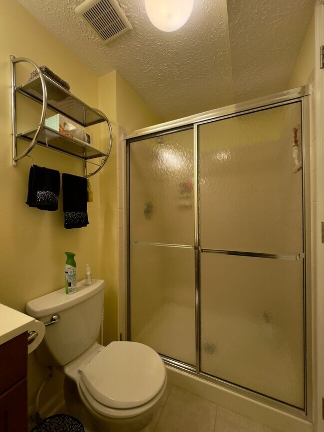 Building Photo - Modern 2-Bedroom Townhome with Spacious Ya...