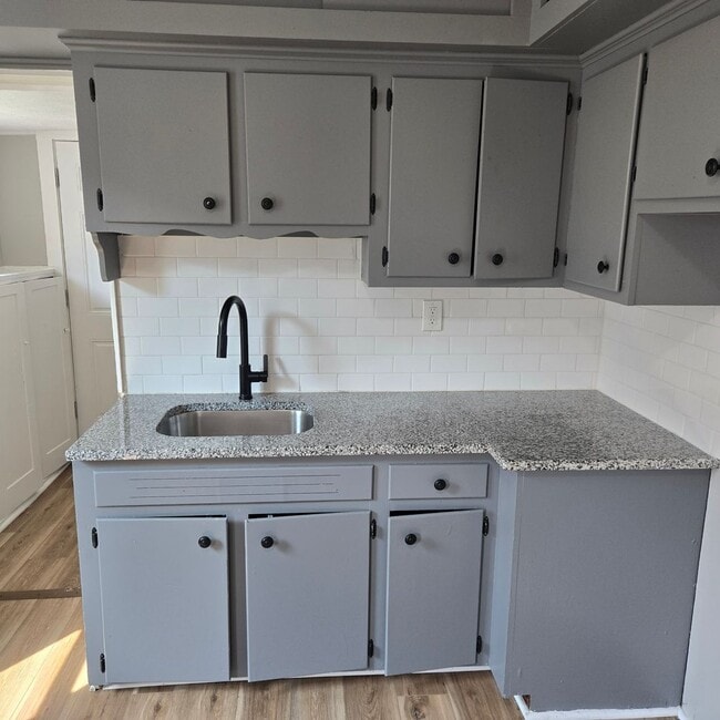 Building Photo - 3 Bed Single Family with Huge Kitchen and ...