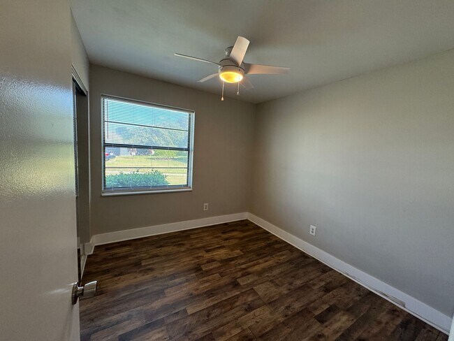 Building Photo - Experience comfort & leisure in this charming condo nestled within Orlando's best-kept secret, Ve...