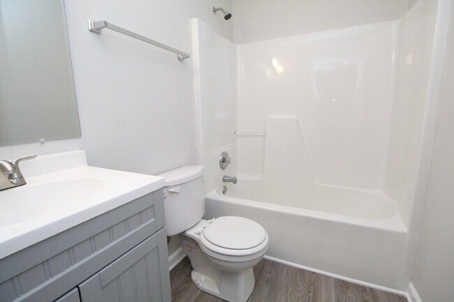 Building Photo - 3BR, 2BA Duplex in NW Pensacola – Convenie...