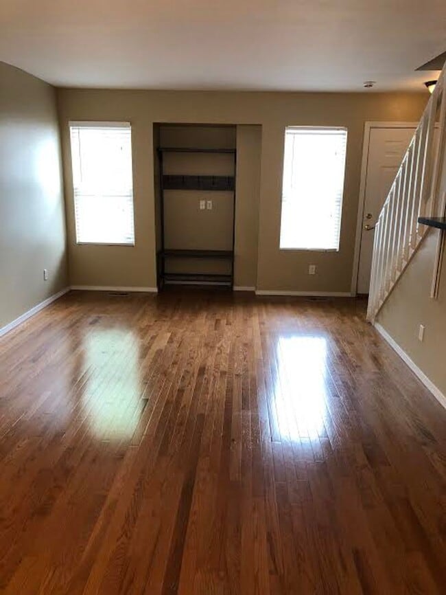 Building Photo - Beautiful 2bd, 2 ba 1,365 sq. ft. Condo, New Paint and Carpet, Fenced Yard, Close to Everything