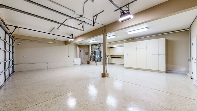 Building Photo - Gorgeous Home with private yards, large de...