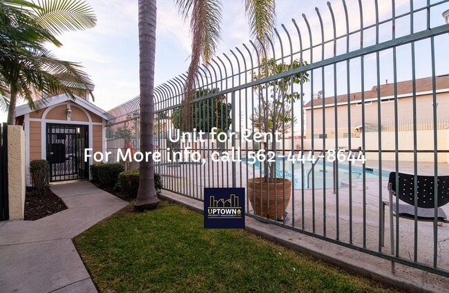 Building Photo - Townhome - 3 Bedrooms-2.5 Baths - South Gate