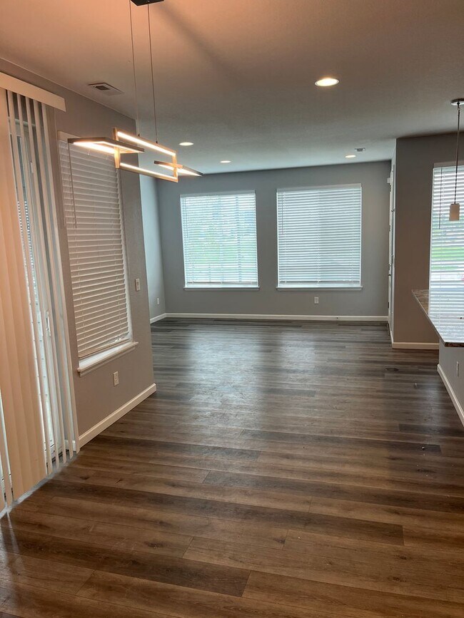 Building Photo - PRIME LOCATION IN THE HEART OF COMMERCE CI...