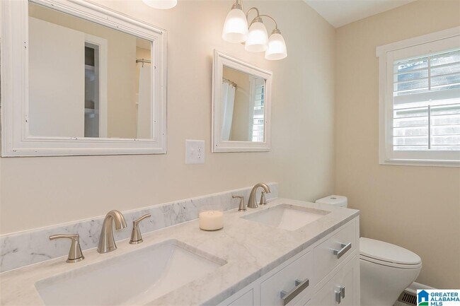 Building Photo - 615 Broadway St