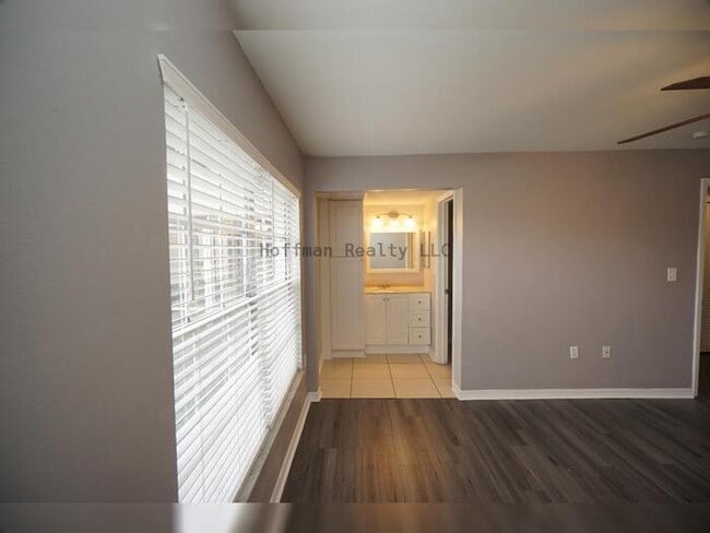 Building Photo - Lakefront Condo in Carrollwood!