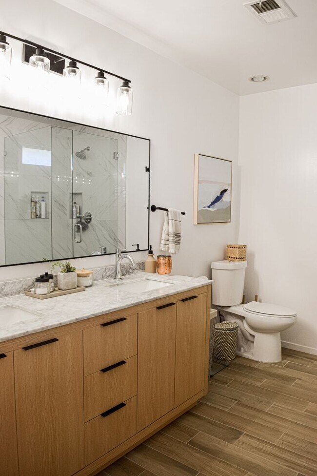 Building Photo - Semi furnished!