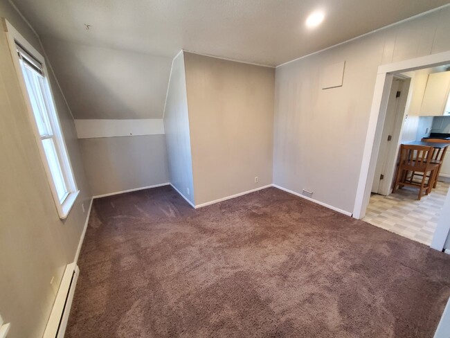 Building Photo - 1BR 1BA Upper Level Unit - Tri-plex Proper...