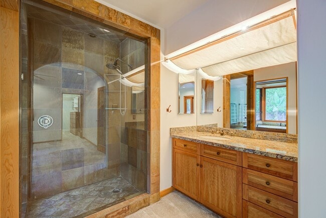 Building Photo - HOLIDAY SPECIAL***2 WEEKS FREE** 3 Bed/2 Bath Oasis in Royal Woods - Available Now