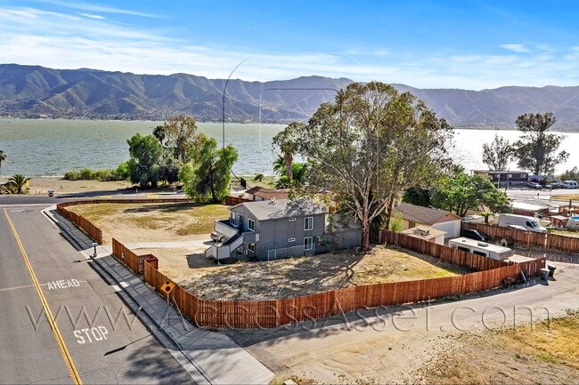 Building Photo - Charming Upstairs 2 Bed/1 Bath Unit With F...