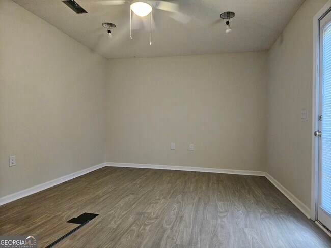 Building Photo - 220 Courtney Way